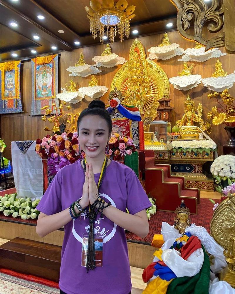 Chẳng cần hở bạo, Hiền Hồ - Angela Phương Trinh diện đồ đi lễ vẫn xinh hết phần thiên hạ-14