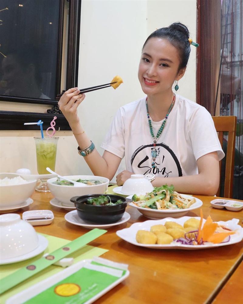 Cách điệu đà rất riêng của Angela Phương Trinh dù mặc áo tu viện đi làm từ thiện-5