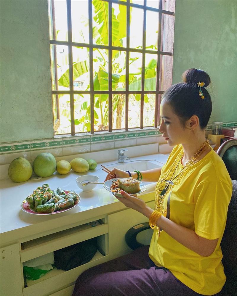 Cách điệu đà rất riêng của Angela Phương Trinh dù mặc áo tu viện đi làm từ thiện-6