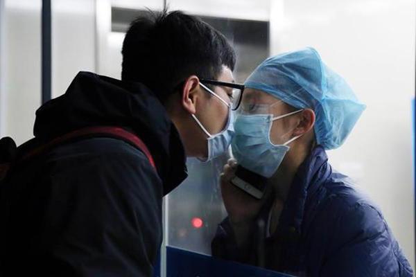 Trước khi vào khu cách ly, hãy để anh trao nhẫn cưới cho em-5