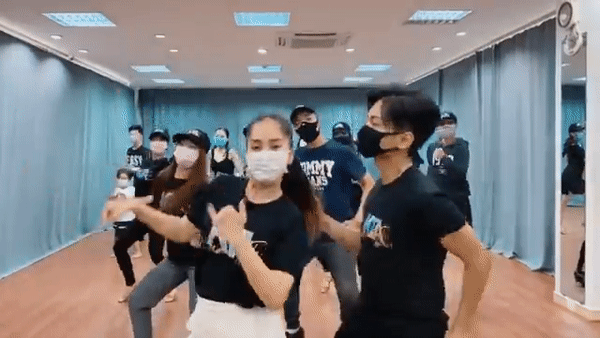 Khánh Thi - Phan Hiển đeo khẩu trang nhảy Anysong, Kubi chỉ chạy lon ton cũng giật spotlight của bố mẹ-1