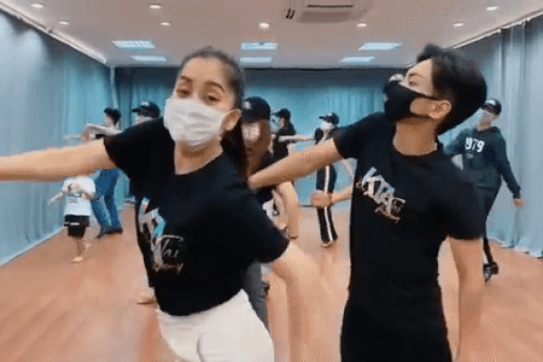 Quá mê Hạ cánh nơi anh, Khánh Thi - Phan Hiển tức tốc quay clip nhảy rumba trên nền nhạc phim-5