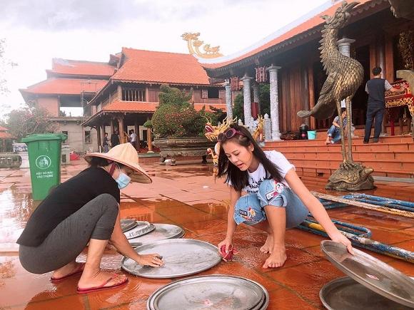 Nam Thư bị chỉ trích khi mặc crop-top vào nhà thờ Tổ của Hoài Linh-8