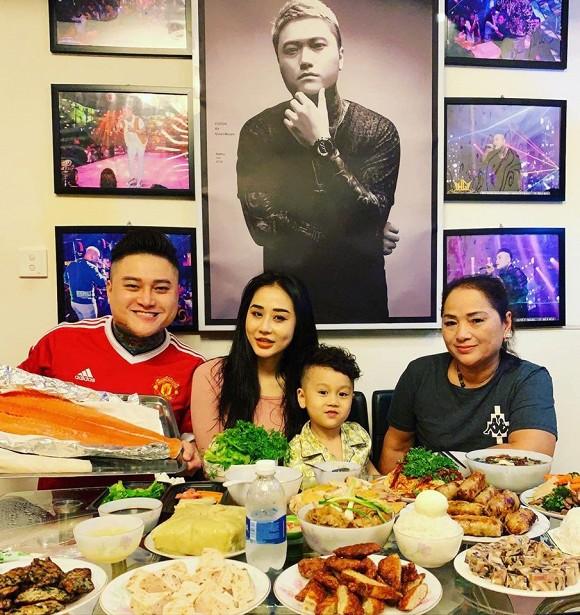 Ca sĩ Vũ Duy Khánh có bạn gái mới sau một thời gian dài ly hôn vợ?-1