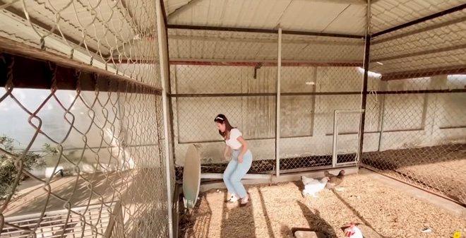 Bị chỉ trích ăn mặc hở hang tới nhà thờ Tổ, Nam Thư lên tiếng: Mặc vậy là hợp lý-2