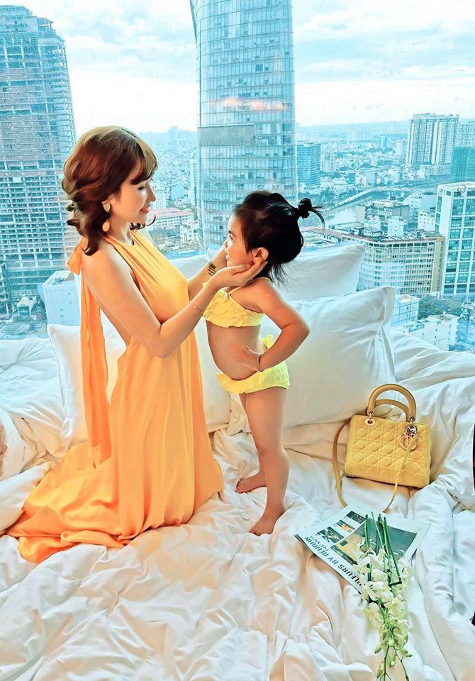 Bị tố ảnh mạng khác ngoài đời, vợ hai Minh Nhựa: Mình cũng mẹ bỉm như bao bà mẹ thôi-14