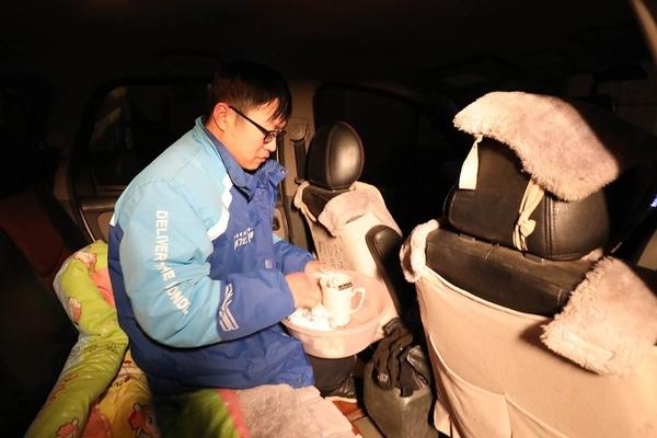 Thấy shipper bị bùng 4 suất cơm gà, cô gái trẻ có hành động khiến tất cả khen ngợi-4