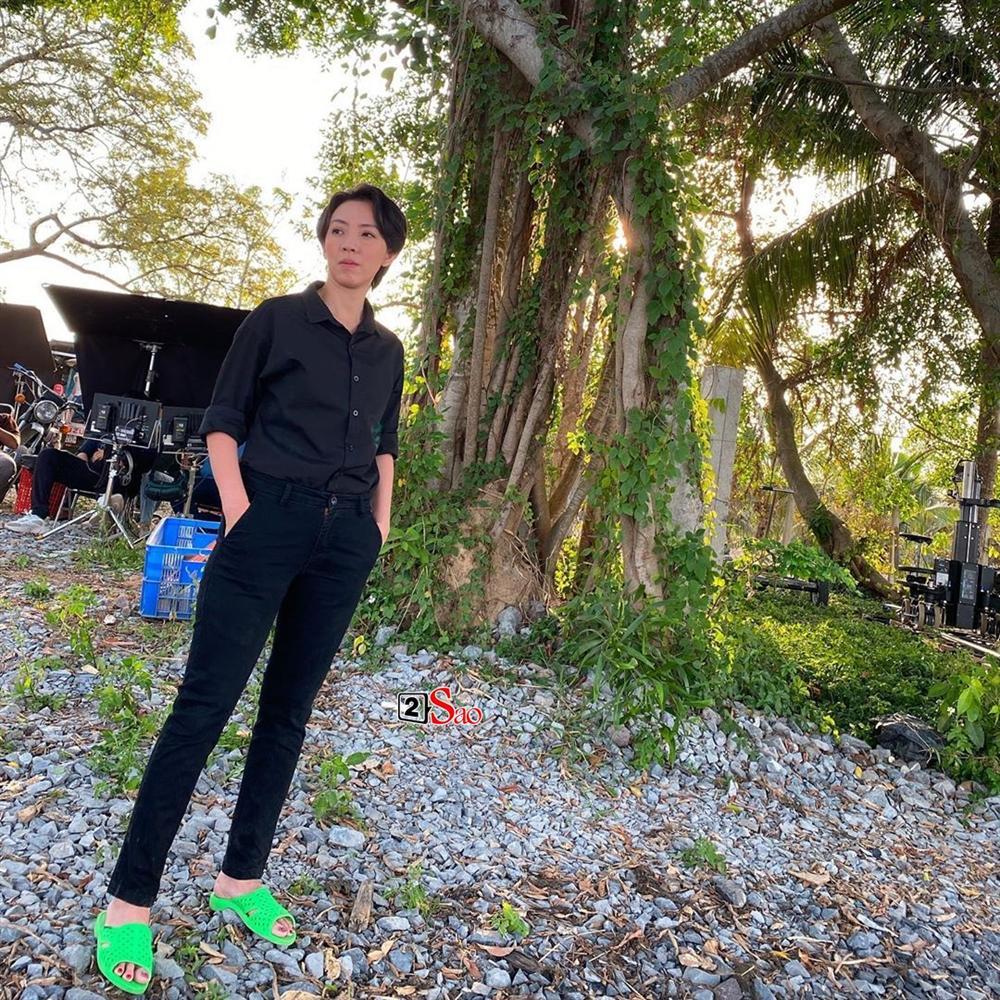 Vbiz còn có một diễn viên suốt ngày loẹt quẹt dép tổ ong chính là hoa hậu hài Thu Trang-1