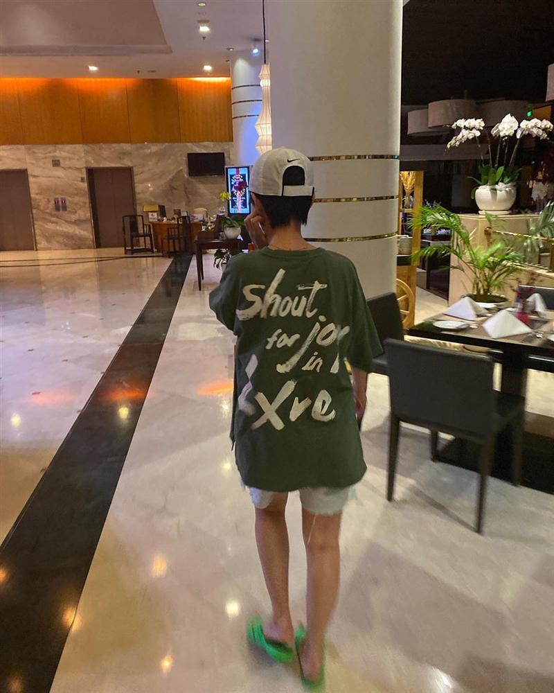 Vbiz còn có một diễn viên suốt ngày loẹt quẹt dép tổ ong chính là hoa hậu hài Thu Trang-2