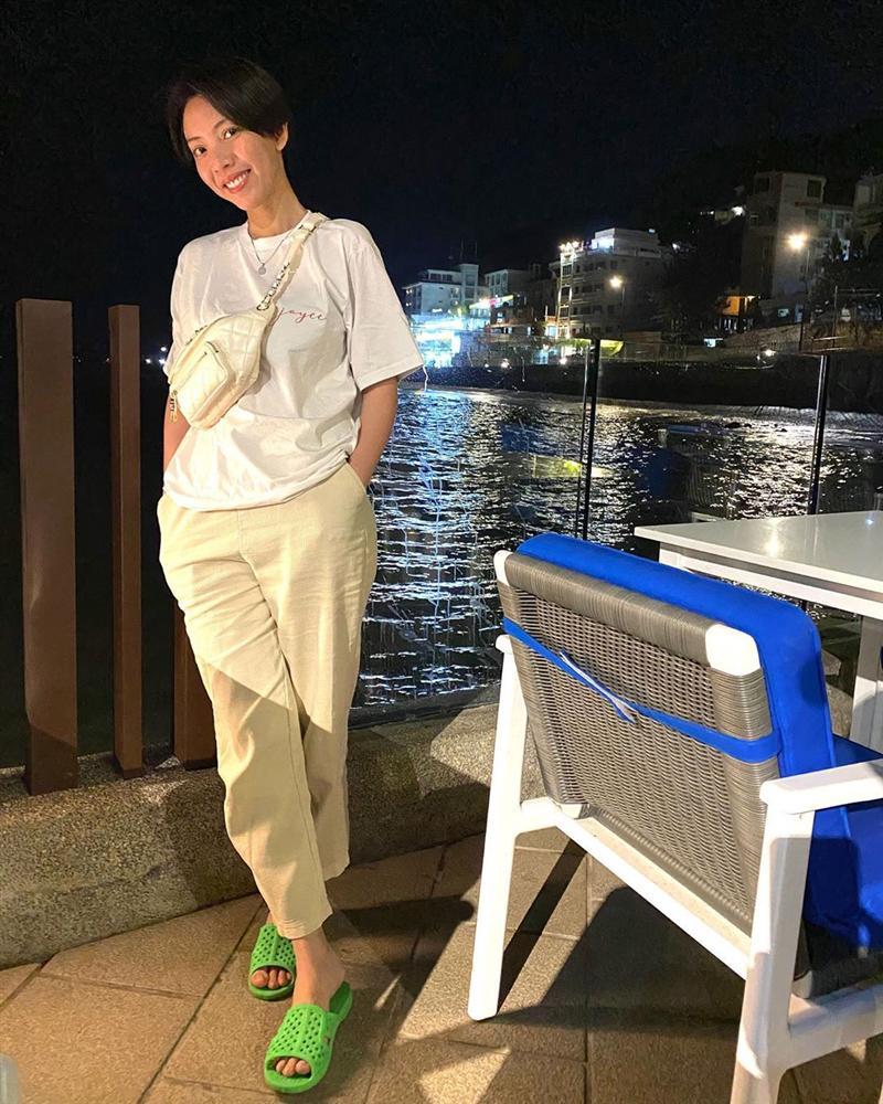 Vbiz còn có một diễn viên suốt ngày loẹt quẹt dép tổ ong chính là hoa hậu hài Thu Trang-6