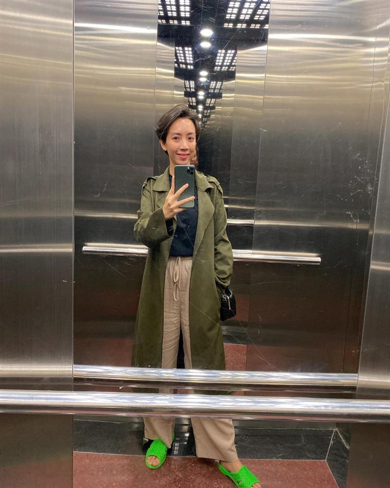 Vbiz còn có một diễn viên suốt ngày loẹt quẹt dép tổ ong chính là hoa hậu hài Thu Trang-4