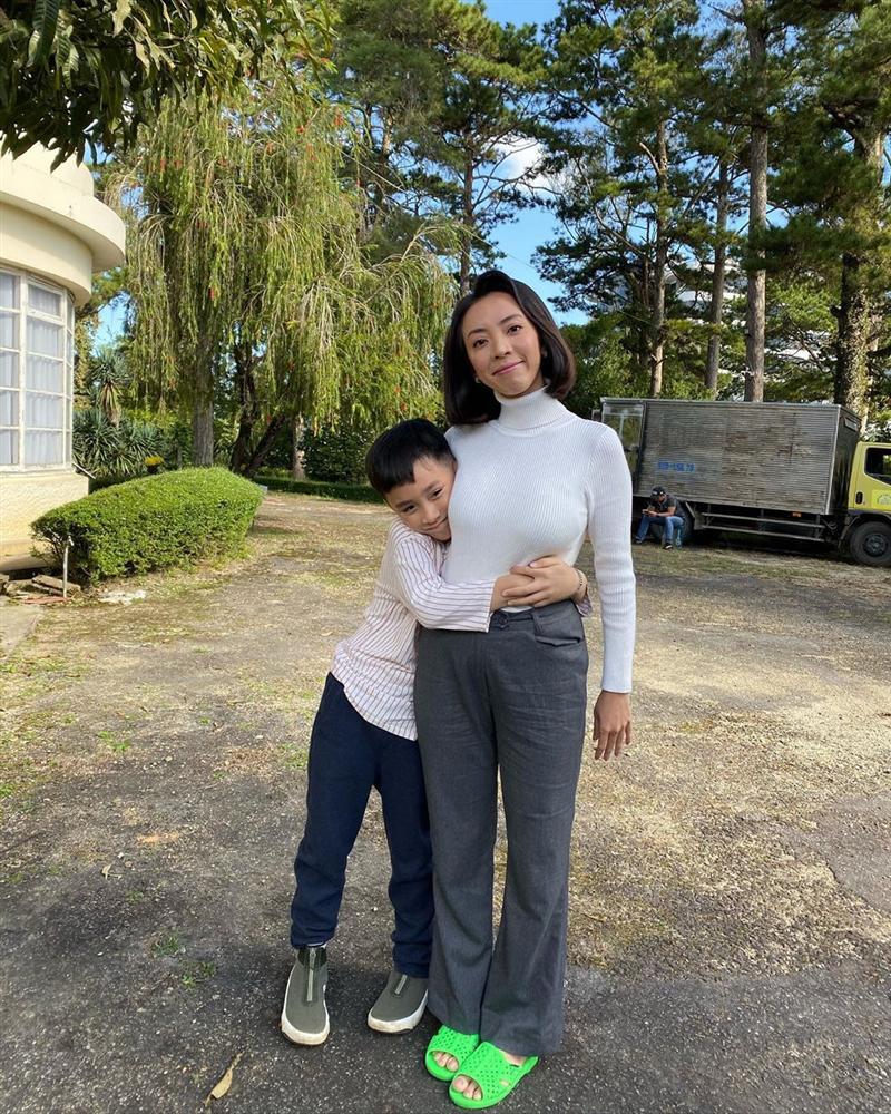 Vbiz còn có một diễn viên suốt ngày loẹt quẹt dép tổ ong chính là hoa hậu hài Thu Trang-5