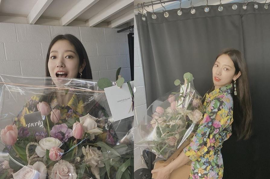 Mới đây, Park Shin Hye đã chia sẻ những hình ảnh mới nhất lên instagram cá nhân, ghi nhớ hậu trường chụp ảnh quảng cáo. Sau một thời gian dài để tóc ngắn, giờ đây người đẹp 