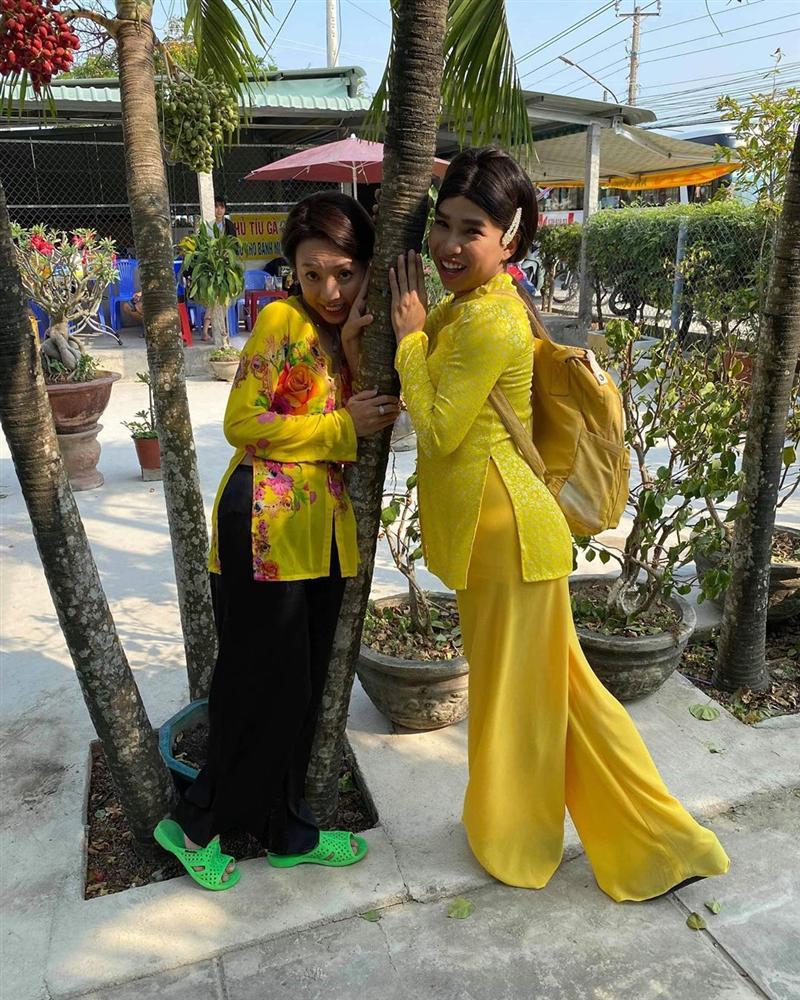 Vbiz còn có một diễn viên suốt ngày loẹt quẹt dép tổ ong chính là hoa hậu hài Thu Trang-3