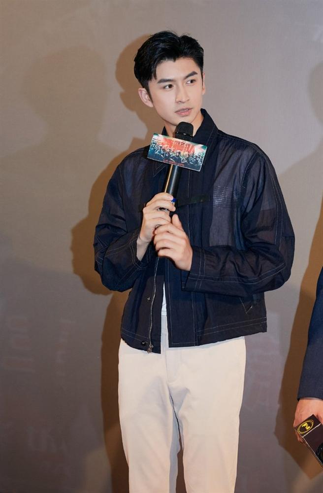 Trương Vân Long theo dõi trang anti Địch Lệ Nhiệt Ba, cùng công ty nhưng lại đâm sau lưng?-14