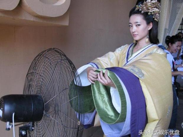 Bi hài hậu trường sao Hoa ngữ mặc cổ trang giữa mùa hè-1