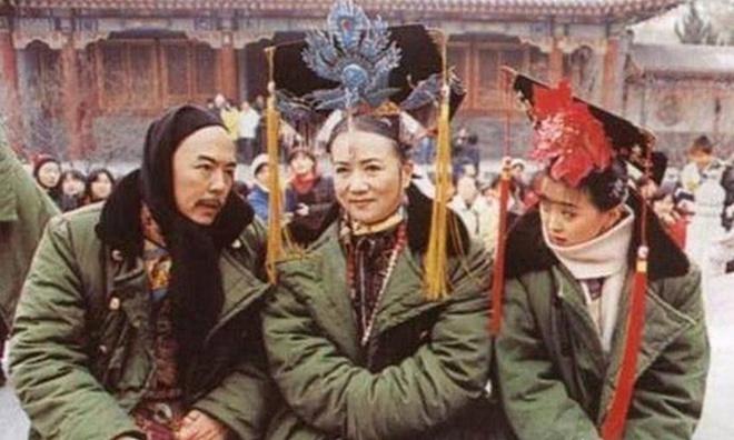 Bi hài hậu trường sao Hoa ngữ mặc cổ trang giữa mùa hè-6