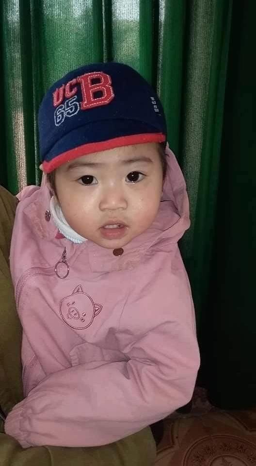 Bé gái hơn 1 tuổi bị bỏ rơi lúc rạng sáng ở sân nhà dân kèm lá thư ký tên người mẹ không tốt-1