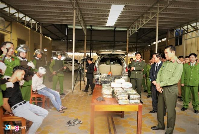 Hàng chục cảnh sát vây xe Innova chở 45 kg ma túy-2