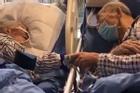 Nhiễm virus corona ở tuổi 80, đôi vợ chồng già lặng lẽ siết chặt tay nhau chờ đợi giây phút cuối đời