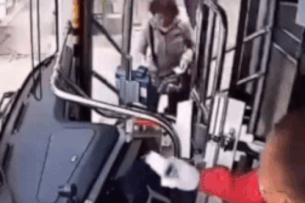 Clip: Tài xế xe bus chĩa súng đo thân nhiệt kiểm tra virus corona, nữ hành khách sợ hãi bỏ chạy