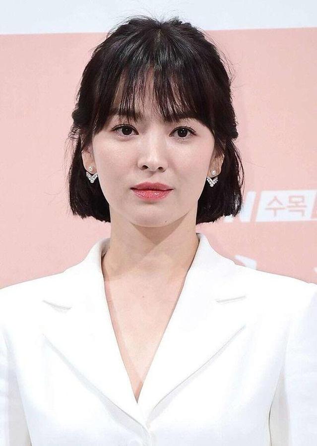 Song Hye Kyo là mỹ nhân hàng đầu của làng giải trí xứ Kim Chi. Cô sở hữu vẻ ngoài xinh đẹp, những bộ phim nổi tiếng, cũng như những mối tình ồn ào cùng hàng loạt mỹ nam.