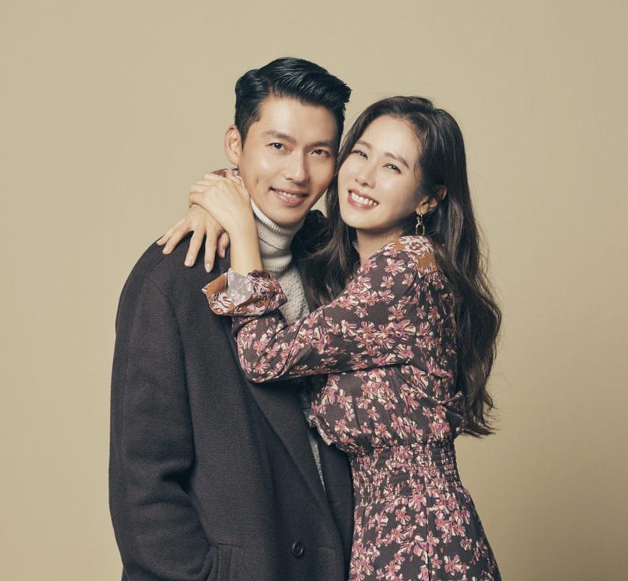 Sau hai bóng hồng, Son Ye Jin đang là người tình tin đồn của Hyun Bin. Cho đến hiện tại. cặp đôi hợp tác chung trong hai bộ phim 