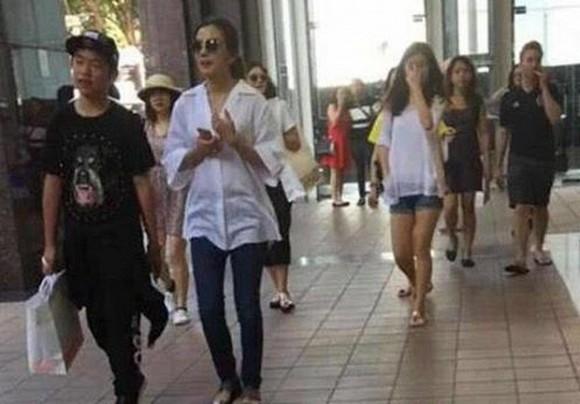 Lộ ảnh con trai riêng của chồng Triệu Vy, năm nay 21 tuổi và sở hữu chiều cao cùng góc nghiêng nhìn đã biết soái ca-3