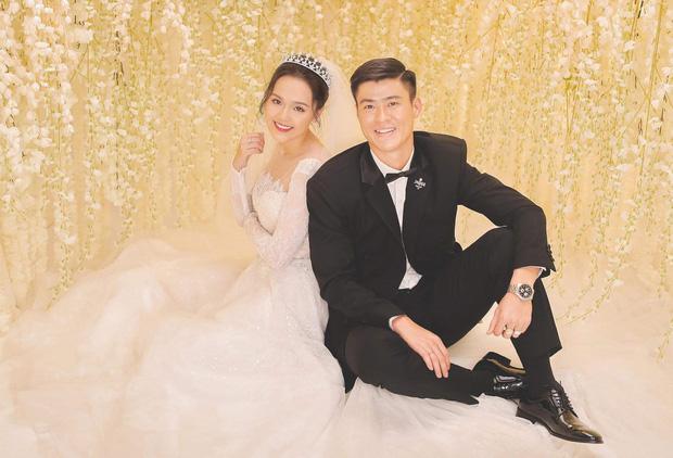 Duy Mạnh và Quỳnh Anh tung thêm bộ ảnh cưới ngọt ngào, lần này thì cách makeup của cô dâu xứng đáng 10 điểm!-1