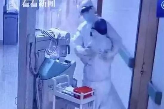 Vợ chồng bác sĩ không nhận ra nhau vì mặc kín đồ bảo hộ khi chống dịch