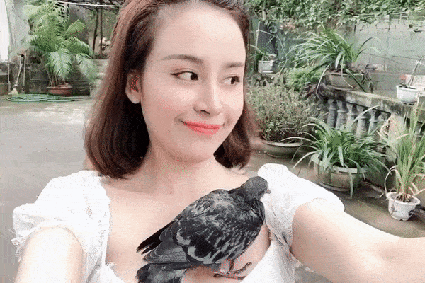 Bà Tưng mặc đồ kín bưng, hái rau, nuôi gà ở quê khác hẳn hình ảnh nổi loạn cách đây gần 7 năm-8