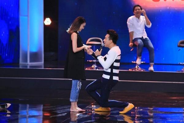 Lan Ngọc từng được Trấn Thành cầu hôn ngay trên sóng truyền hình trong một game show. Thực chất đó là một tình huống trong chương trình Bí mật đêm chủ nhật.