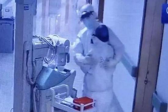 Cặp vợ chồng không nhận ra nhau vì mặc đồ bảo hộ phòng dịch Corona và câu hỏi mừng tủi: 'Là anh đúng không?'