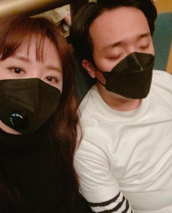 Mở đầu tin sao Việt là hình ảnh Hari Won đăng tải, chia sẻ chồng cô - MC Trấn Thành có thể ngủ mọi lúc mọi nơi. Vì chiếc khẩu trang che kín mặt nên giọng ca gốc Hàn đã không thể "dìm hàng" được chồng mình.