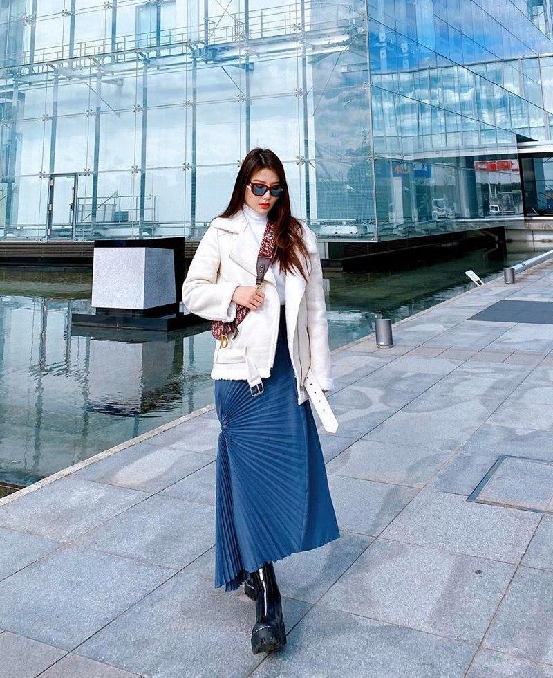 Ngọc Trinh diện đồ hở da thịt nhưng không quên khẩu trang kín mít - Minh Hằng khoe lưng trần nuột nà-3