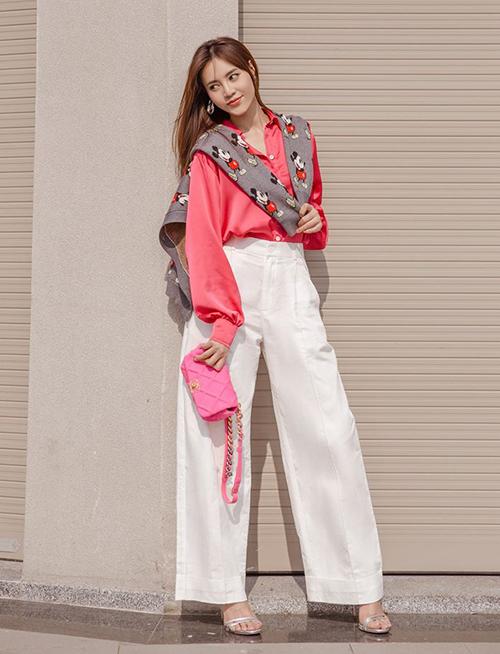 Ngọc Trinh diện đồ hở da thịt nhưng không quên khẩu trang kín mít - Minh Hằng khoe lưng trần nuột nà-8