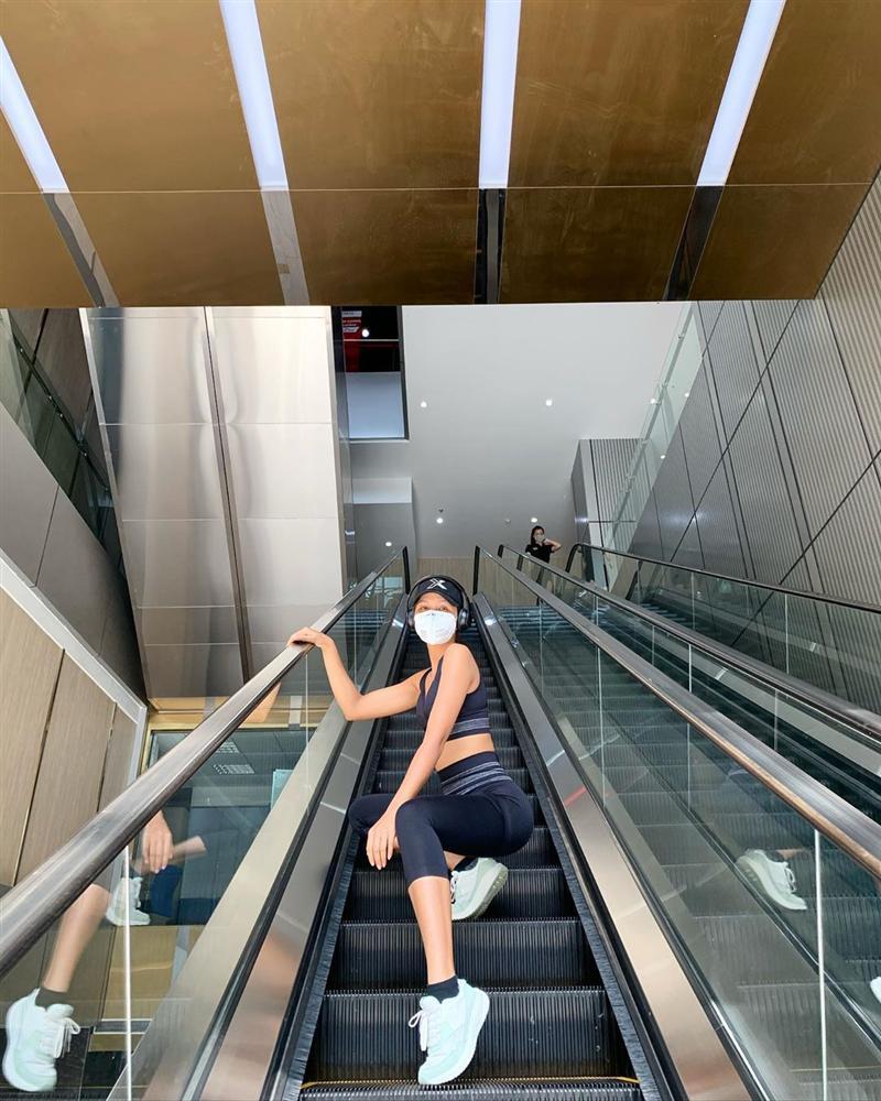 Vừa đeo khẩu trang vừa tập gym, HHen Niê khiến fan cười bò vì cách lấy động lực giảm cân mùa dịch-2