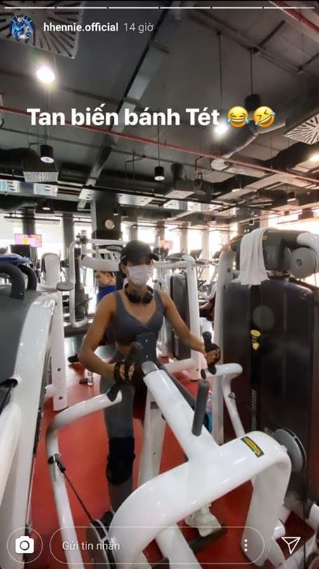 Vừa đeo khẩu trang vừa tập gym, HHen Niê khiến fan cười bò vì cách lấy động lực giảm cân mùa dịch-3