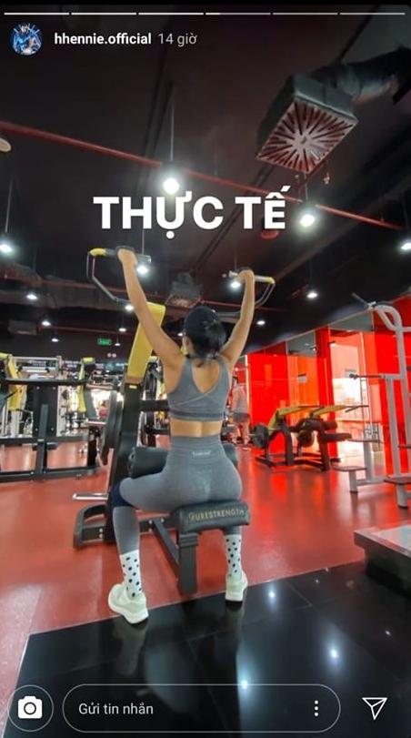 Vừa đeo khẩu trang vừa tập gym, HHen Niê khiến fan cười bò vì cách lấy động lực giảm cân mùa dịch-5