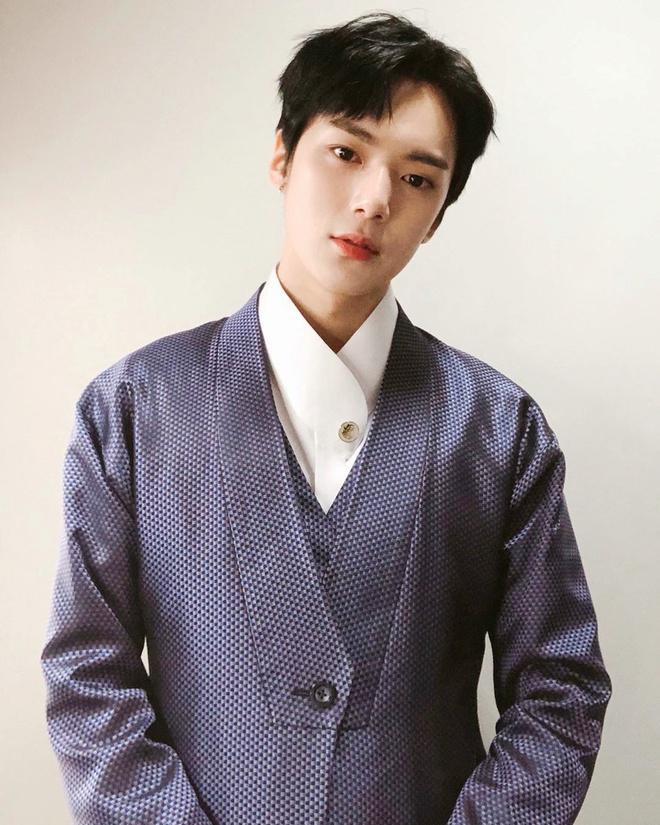 Jungkook, Suho trông điển trai khi để tóc rẽ ngôi lộ trán-5