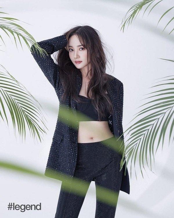 Thư ký Kim thả thính fans, mặc váy đen khoe trọn xương vai gợi cảm khiến bao người ngây ngất-3