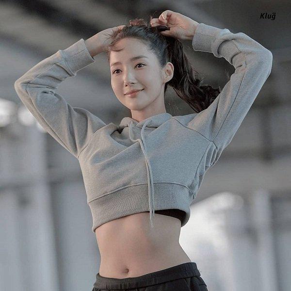 Thư ký Kim thả thính fans, mặc váy đen khoe trọn xương vai gợi cảm khiến bao người ngây ngất-5