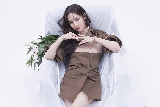 Thư ký Kim thả thính fans, mặc váy đen khoe trọn xương vai gợi cảm khiến bao người ngây ngất