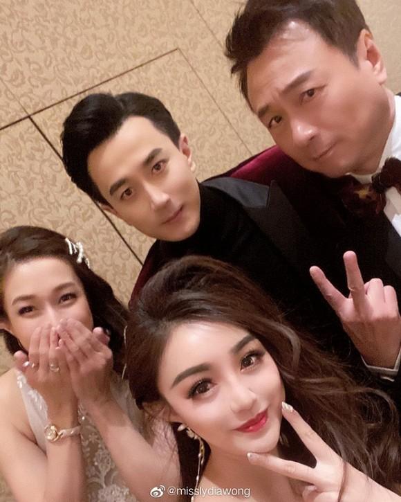 Bố chồng cũ của Dương Mịch bị sốt cao, ho nhiều, Lưu Khải Uy lo lắng chăm sóc đến mức gầy rộc, khó lòng nhận ra-2