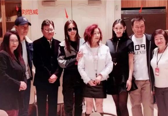 Bố chồng cũ của Dương Mịch bị sốt cao, ho nhiều, Lưu Khải Uy lo lắng chăm sóc đến mức gầy rộc, khó lòng nhận ra-3