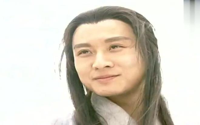 Tài tử Ỷ thiên đồ long ký làm DJ trong quán bar mưu sinh, tiều tụy chăm sóc cha già yếu-1