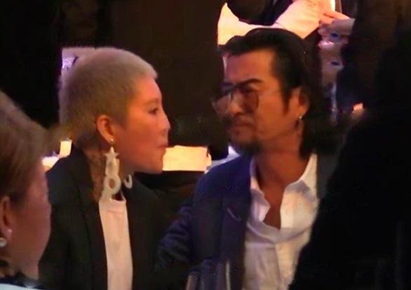 Tài tử Ỷ thiên đồ long ký làm DJ trong quán bar mưu sinh, tiều tụy chăm sóc cha già yếu-5