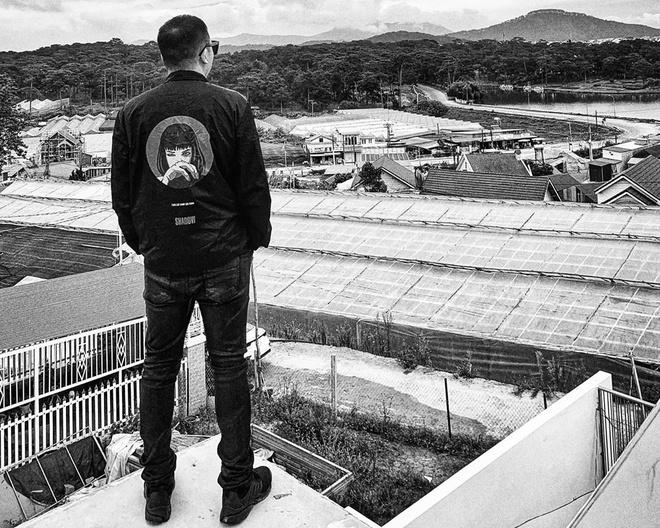 Hoàng Touliver thích mặc cả cây đen để tránh bẩn, trông gầy hơn-5