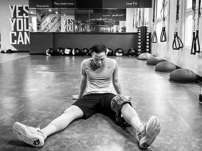 Hoàng Touliver thích mặc cả cây đen để tránh bẩn, trông gầy hơn-6