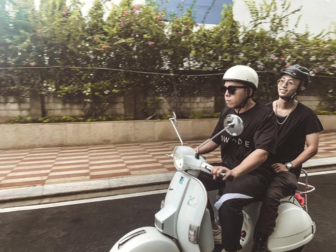 Hoàng Touliver thích mặc cả cây đen để tránh bẩn, trông gầy hơn-4